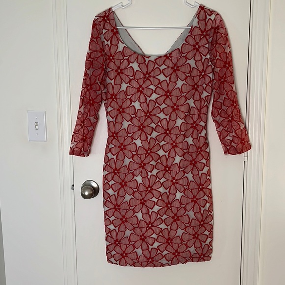 Diane Von Furstenberg red floral embroidered shift dress, size 6! - Picture 7 of 8